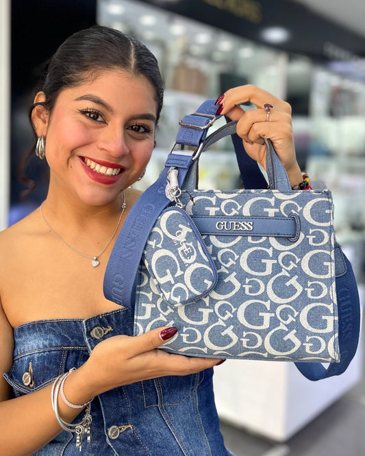 Bolso GUESS con etiqueta Azul Acero Estampado